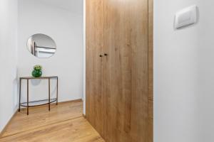 - une porte en bois dans une chambre avec une table dans l'établissement LAM Concrete AC - Balcony, à Staré Mesto
