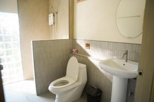 un bagno con un water e un lavandino di Cocco House ad Aonang Beach