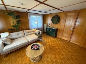 Posezení v ubytování LaVida Wave Lakeside Haven Interlaken