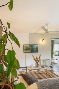 a living room with a couch and a table at Hotel Centro SJ in Villa Carlos Paz