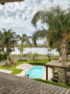 托雷斯Pousada Brisas do Rio的享有湖景的游泳池