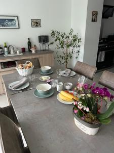 - une table avec des assiettes de nourriture dans la cuisine dans l'établissement Les Chicoufs, à Saujon