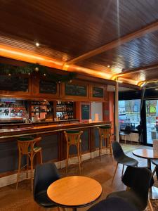 een bar met tafels en stoelen in een restaurant bij Brit Hotel L'Arrivée Guingamp in Guingamp +29 foto's