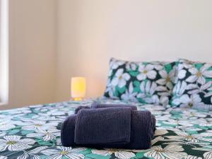 Ένα ή περισσότερα κρεβάτια σε δωμάτιο στο Modern Geelong Escape with EV Charger - Geometry