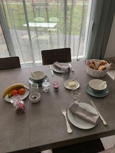 - une table avec des assiettes et un panier de nourriture dans l'établissement Les Chicoufs, à Saujon 7 autres photos