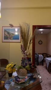 a table with a vase of flowers on top of it at B&B Vittoria in Maiori +22 photos