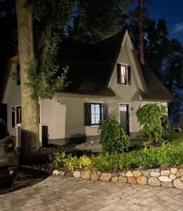 een wit huis met een boom en een oprit bij Ferienhaus Oogenstern USEDOM -ruhige Lage- im Fischerdorf Zirchow in Zirchow