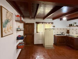 een keuken met een aanrecht en een koelkast. bij Cabaña Virginia in Samaipata +8 foto's