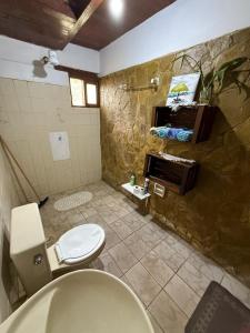 een badkamer met een toilet, een wastafel en een piano bij Cabaña Virginia in Samaipata