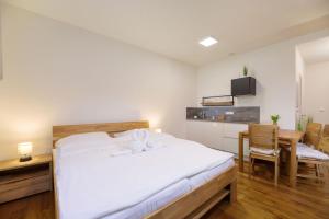 En eller flere senge i et værelse på Apartments Resort Vrchlabí