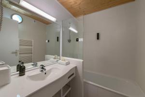 Ένα μπάνιο στο Logis Hôtels La Crémaillère +56 φωτογραφίες