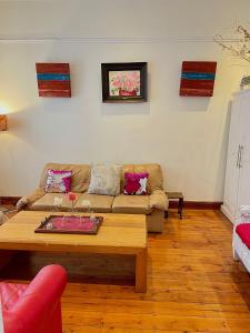 Et opholdsområde på Bo Kaap: 5 Bedroom guest house + 84 billeder