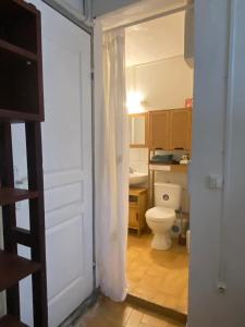 Ένα μπάνιο στο Maison confortable avec jardin au Robert, 40 m², climatisation +16 φωτογραφίες