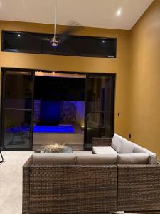 een woonkamer met een bank en een kamer met een woonkamer bij Casa Colibrí in Zipolite