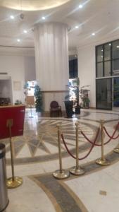 een lobby met een grote kamer met een rood touw bij Zwar Alharam Makkah Hotel in Mekka +52 foto's