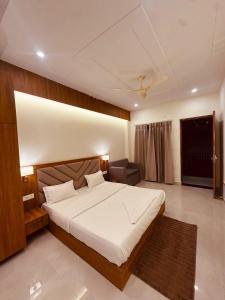 En eller flere senge i et værelse på Rishikesh Sadan Studio- Best stay in Tapovan , Guests Favourite,Travellers Delight!!