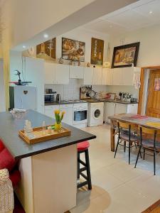 Køkken eller tekøkken på Bo Kaap: 5 Bedroom guest house