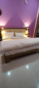 Katil atau katil-katil dalam bilik di Dev Hotel Rooms