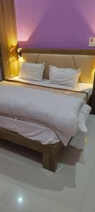 Katil atau katil-katil dalam bilik di Dev Hotel Rooms