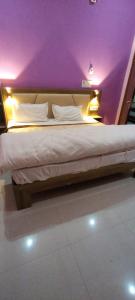 Katil atau katil-katil dalam bilik di Dev Hotel Rooms +2 gambar