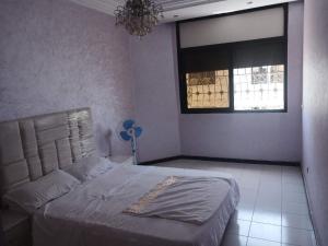 een slaapkamer met een groot bed en een raam bij 锦鲤JinLi Central in Casablanca +7 foto's