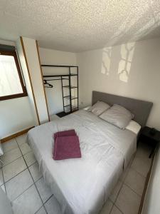 En eller flere senge i et værelse på Maisonette proche Paris & Disney