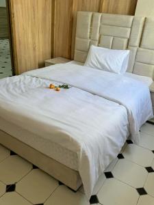 een groot wit bed met een bloem erop bij 锦鲤JinLi Central in Casablanca