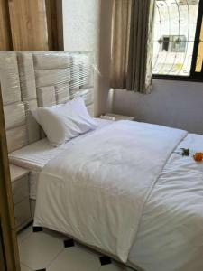 een slaapkamer met een groot wit bed en een raam bij 锦鲤JinLi Central in Casablanca