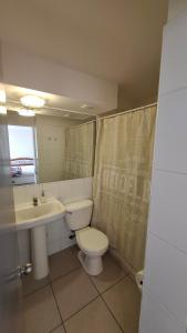 Et badeværelse på Departamento Amoblado + 2 billeder