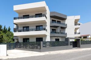 een wit gebouw met balkons aan een straat bij Aegean Escape Luxury Apartment in Rhodos-stad +4 foto's