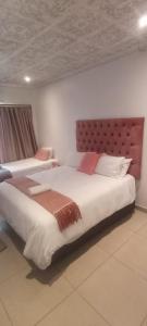 En eller flere senge i et værelse på Lifegate Guesthouse