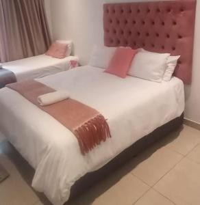 En eller flere senge i et værelse på Lifegate Guesthouse + 27 billeder