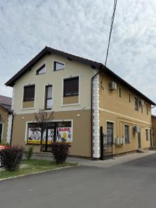 un edificio con un cartello sul lato di Casa Giulia 