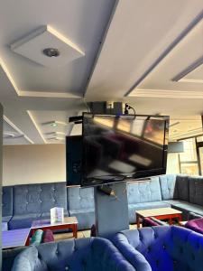 TV a/nebo společenská místnost v ubytování H-KREMLIN srl