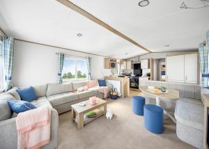 PerranzabuloePerran Heights Holiday Park的客厅里有一张沙发和一张桌子。