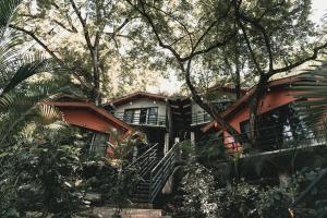 ein Haus mit Treppen, die zu ihm führen in der Unterkunft Armonia Santa Teresa in Playa Santa Teresa