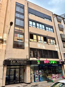 una facciata di un edificio su una strada di Apartamentos Los Arroyos a Ponferrada