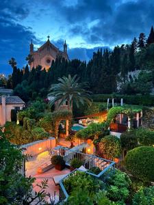 Een luchtfoto van een tuin bij schemering. bij Hotel & Restaurant Jardi d'Artà in Artá