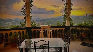 康提Mount Palace的阳台上的桌子和椅子，可以欣赏美景