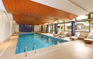 Bazén v ubytování Royal Plaza Montreux nebo v jeho okolí