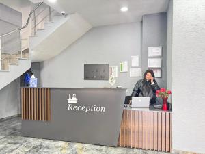 Eine Frau telefoniert bei einem Empfang in der Unterkunft ergene park hotel in Çorlu İstasyonu