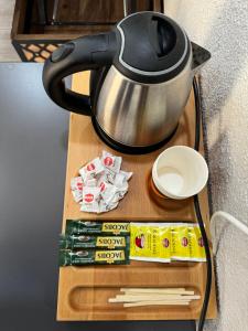 una teiera appoggiata su un tavolo di legno con bustine di zucchero di ergene park hotel 