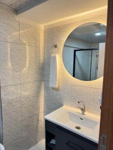 un bagno con lavandino e specchio di ergene park hotel 