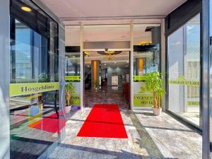 un tappeto rosso all'ingresso di un edificio di ergene park hotel 