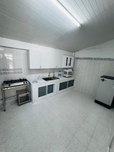 Køkken eller tekøkken på Villa Mayfair 4 bedrooms sea view with pool table