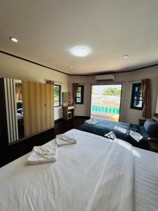 En eller flere senge i et værelse på Villa Mayfair 4 bedrooms sea view with pool table