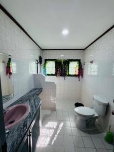 Et badeværelse på Villa Mayfair 4 bedrooms sea view with pool table + 44 billeder