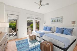 una camera da letto con due letti e una televisione di 37 Compass Point South #107 a Watersound Beach Altre 78 foto