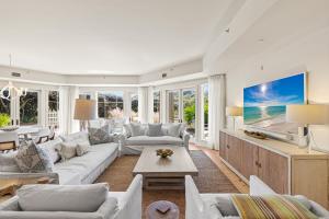 un soggiorno con mobili bianchi e TV a schermo piatto di 37 Compass Point South #107 a Watersound Beach