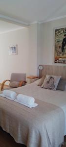 a bedroom with a large bed with towels on it at Apart del Puerto 01 in Santa Fe